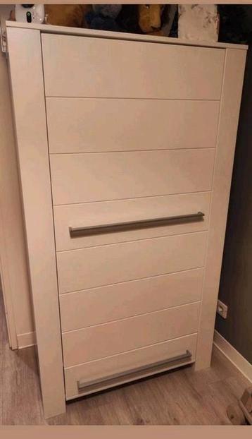 Witte kinderkamer kast beschikbaar voor biedingen
