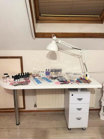 Nagel tafel met toebehorende beschikbaar voor biedingen