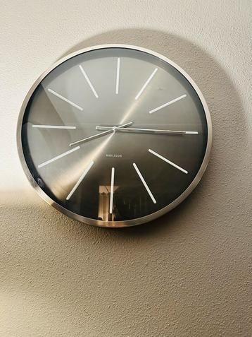 Karlsson Wandklok - Stijlvol Design beschikbaar voor biedingen