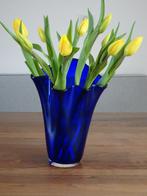 Mooie vintage kobalt blauwe zakdoek vaas / servetvaas, Blauw, Ophalen of Verzenden, Minder dan 50 cm, Glas