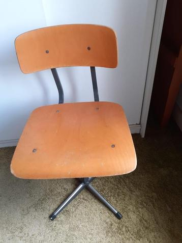 schoolstoeltje, jaren 70, (zie onderstel) beschikbaar voor biedingen