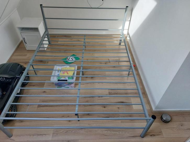vidaXL Bedframe metaal grijs 160x200 cm, Huis en Inrichting, Slaapkamer | Bedden, Tweepersoons, 160 cm, Metaal, Grijs, Ophalen