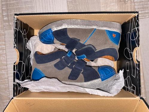 Nieuwe  mooie schoenen of sneakers met  klittenband maat 30, Kinderen en Baby's, Kinderkleding | Schoenen en Sokken, Nieuw, Schoenen