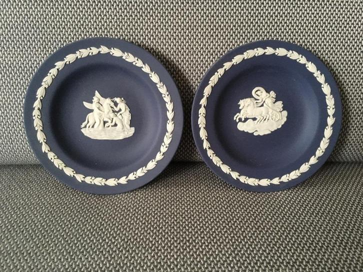 Wedgwood 2 puntgave donkerblauwe Jasperware bordjes, Antiek en Kunst, Antiek | Wandborden en Tegels, Ophalen of Verzenden