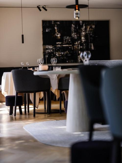 Vitra softshell eetkamerstoel, Huis en Inrichting, Stoelen, Zo goed als nieuw, Vijf, Zes of meer stoelen, Kunststof, Stof, Grijs