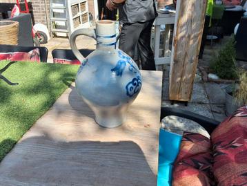 Stenen Kruik met Blauwe Accenten beschikbaar voor biedingen