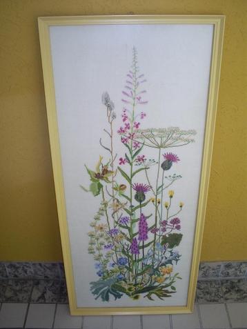 Geborduurd schilderij met wilde bloemen beschikbaar voor biedingen