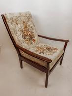 Vintage teakhouten fauteuil met gebloemde bekleding, Huis en Inrichting, Ophalen, -, -, 75 tot 100 cm