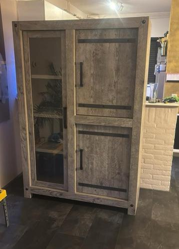 Mooie buffetkast te koop beschikbaar voor biedingen