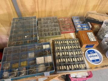 dozen vol met schroeven, boutjes en meer beschikbaar voor biedingen