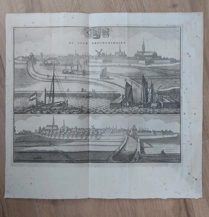 27 / Tweeluik van Brouwershaven Zeeland Gravure uit 1696, Antiek en Kunst, Kunst | Etsen en Gravures, Ophalen of Verzenden