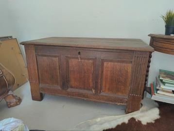 Oude houten dekenkist beschikbaar voor biedingen