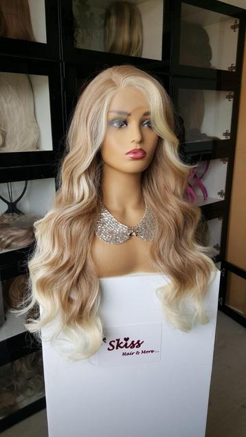 Basic Lace Pruik: licht Blond met midden blond, slag