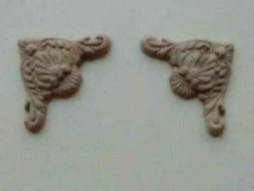 Keramisch hoekornament in beige en terra cotta / Fennicole, Verzamelen, Poppenhuizen en Toebehoren, Nieuw, Decoratie, Ophalen