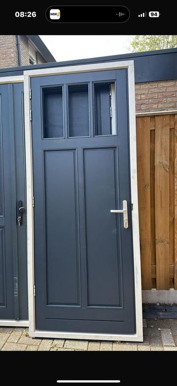 DEURKOZIJN MERANTI MET DIKKE 55 mm deur beschikbaar voor biedingen