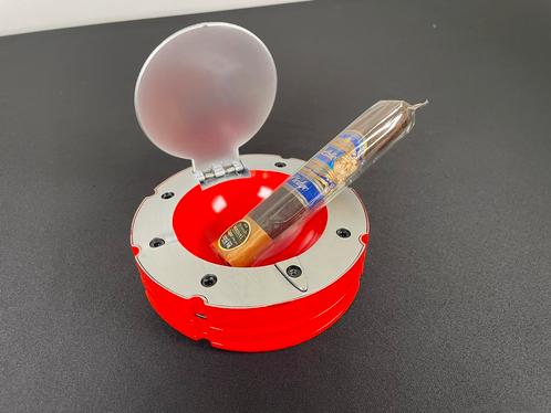 Ferrari F1 Metal and Red Enameled Ashtray Asbak, Verzamelen, Rookartikelen, Aanstekers en Luciferdoosjes, Sigarenbandjes, Ophalen of Verzenden