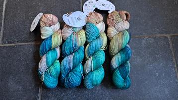 4 strengen prachtig garen v2001 beschikbaar voor biedingen