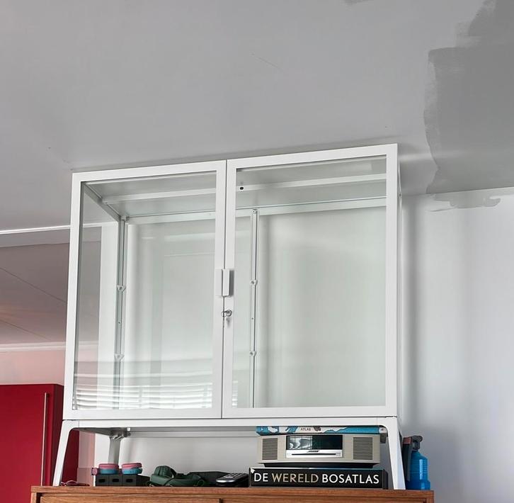 Witte Vitrinekast Milsbo, Huis en Inrichting, Kasten | Vitrinekasten, Zo goed als nieuw, 100 tot 150 cm, 100 tot 150 cm, 25 tot 50 cm