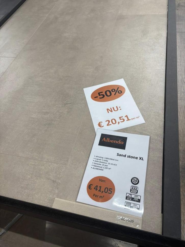 8mm Sand stone XL tegel laminaat   €20,50m2, Huis en Inrichting, Stoffering | Vloerbedekking, Nieuw, Laminaat, Wit, Crème, Beige