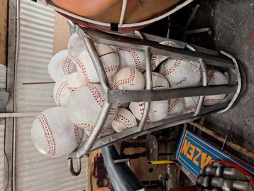 Mand met baseball ballen beschikbaar voor biedingen