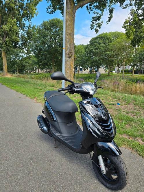 Piaggio Zip SP Black on Black met Alpha matrix LED 45KM!, Fietsen en Brommers, Snorfietsen en Snorscooters, Zo goed als nieuw