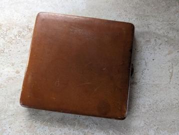 Vintage sigaretten koker, doos, etui, bruin leer beschikbaar voor biedingen