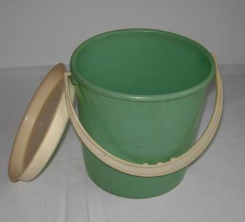 Groen kunststof emmertje, retro beschikbaar voor biedingen