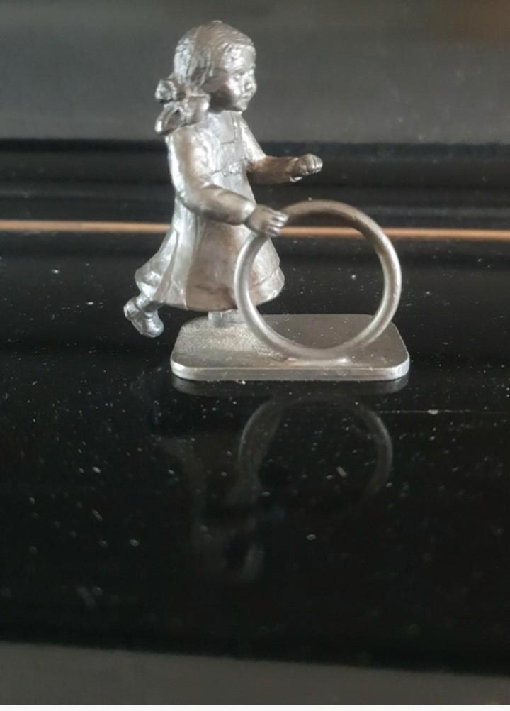 Beeldje tin ardje de graaf meisje hoepel meeuws tiel, Antiek en Kunst, Antiek | Tin, Ophalen