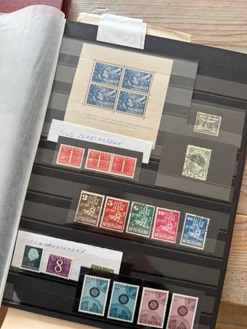 Grote verzameling postzegels/ boeken beschikbaar voor biedingen