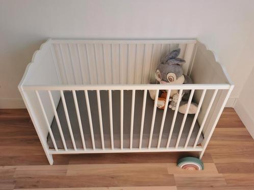 Ledikant Ikea + Aerosleep matras, topper en hoeslakens, Kinderen en Baby's, Babywiegjes en Ledikanten, Gebruikt, Ledikant, Ophalen