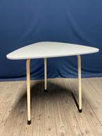 Vintage driehoek bijzettafel jaren 50/60 crème, zachtgeel, Gebruikt, 55 tot 75 cm, Overige vormen, Ophalen