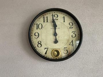 Vintage Wandklok met Pendule beschikbaar voor biedingen