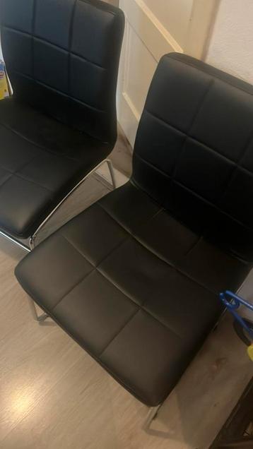 4 eetkamer stoelen MOET WEG beschikbaar voor biedingen