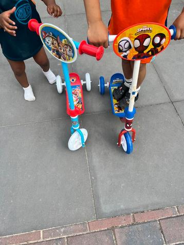 twee stepjes 1keer op gestept pawpatrol en spiderman beschikbaar voor biedingen
