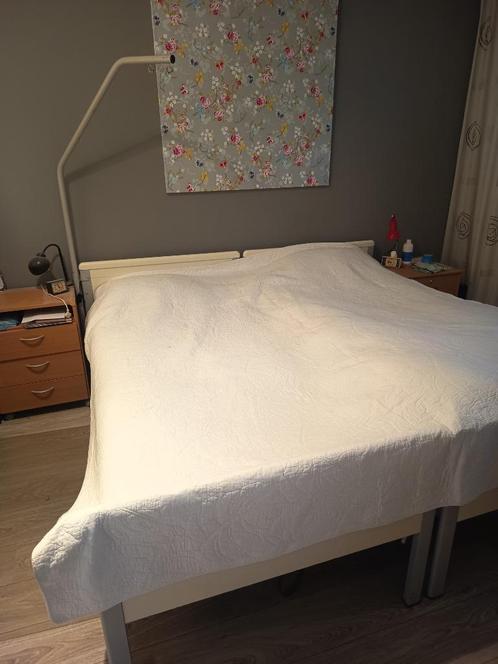 2 senioren bedden, Huis en Inrichting, Slaapkamer | Bedden, Gebruikt, Eenpersoons, 90 cm, 200 cm, Metaal, Wit, Verstelbaar, Ophalen