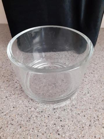 1 lage ronde glazen vaas

