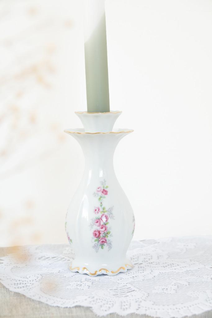 Vintage kandelaar bloemen roze, Huis en Inrichting, Woonaccessoires | Kandelaars en Kaarsen, Kandelaar, Minder dan 25 cm, Overige materialen