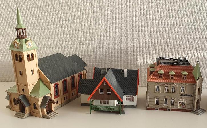 AUHAGEN H0/TT Apotheek, Kerk en Boswachtershuis, Hobby en Vrije tijd, Modeltreinen | H0, Gebruikt, Brug, Tunnel of Gebouw, Gelijkstroom of Wisselstroom