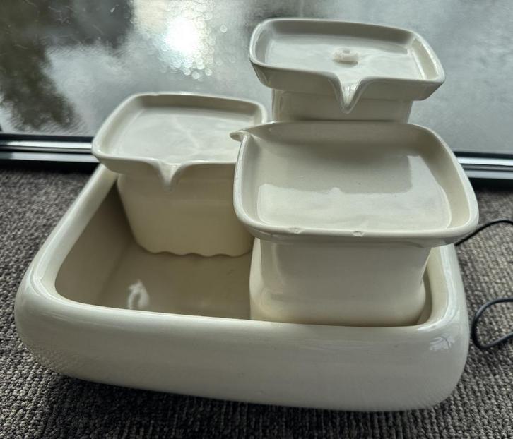 Keramische fontein katten drinken, Dieren en Toebehoren, Kattenvoerbakken en Drinkbakken, Gebruikt, Ophalen of Verzenden