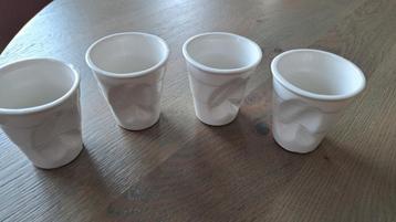 4 witte kleine deukbekers kreuk mokken  beschikbaar voor biedingen