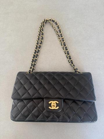 Chanel Classic Medium Double Flap beschikbaar voor biedingen