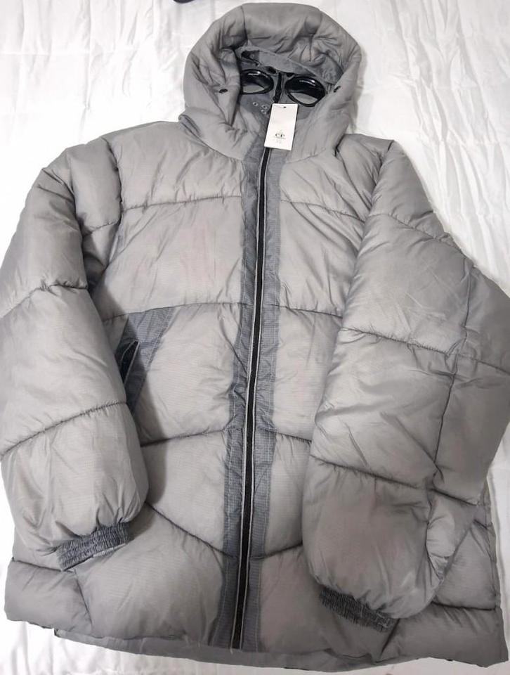 C.P. Company x Palace Explorer Goggle Puffer jas- L - nieuw, Kleding | Heren, Jassen | Winter, Nieuw, Maat 52/54 (L), Grijs, Ophalen of Verzenden