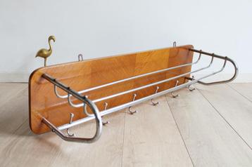 Brede vintage kapstok met hoedenplank. Retro wandkapstok beschikbaar voor biedingen