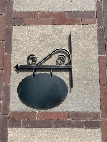 Uithangbord / naambord beschikbaar voor biedingen