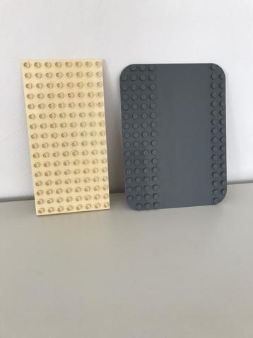 Lego duplo Grijze grondplaat en gele grondplaat beschikbaar voor biedingen