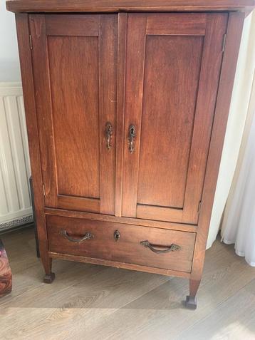 Houten wijnkast met lade beschikbaar voor biedingen