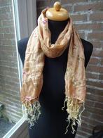 Beige bloemetjes geborduurde Zijde sjaal 140 x 65 cm, Kleding | Dames, Mutsen, Sjaals en Handschoenen, Verzenden, Gedragen, Maat 46/48 (XL) of groter