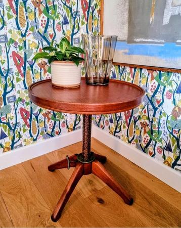 Vintage teakhouten ronde bijzettafel met industriële details beschikbaar voor biedingen
