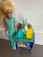Barbie kinderarts speelset compleet zgan, Kinderen en Baby's, Speelgoed | Poppen, Ophalen of Verzenden, Zo goed als nieuw, Barbie