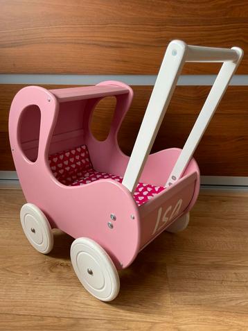 Poppenwagen van hout beschikbaar voor biedingen